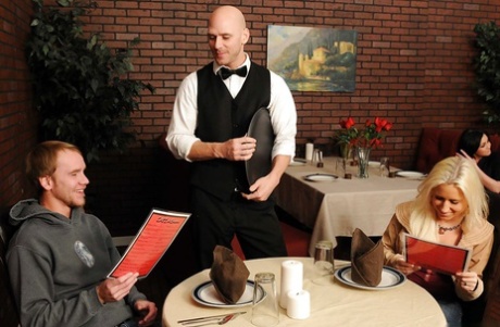 Две похотливые мамочки в джинсах соблазняют своего официанта и дразнят его член 9