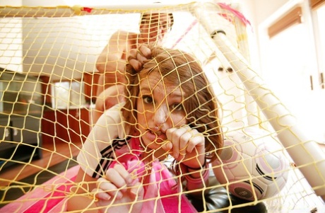 Молоденькую красотку Фэй Риган связывают и трахают с кляпом во рту 13