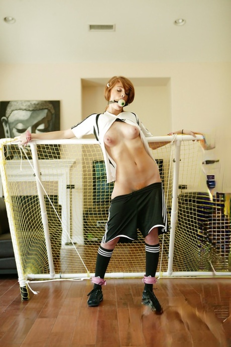 Рыжеволосая молоденькая Фэй Риган получила жесткий проникающий удар в свою тугую пизду 5