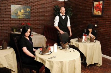 Две похотливые мамочки в джинсах соблазняют своего официанта и дразнят его член 16