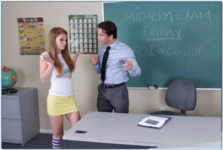 Сексуальная рыжеволосая студентка колледжа Фэй Рейган легла на стол и жестко трахнулась 2