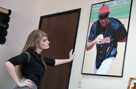 Длинноногая красотка в чулках наслаждается твердым членом, заполняющим ее рот и киску 13