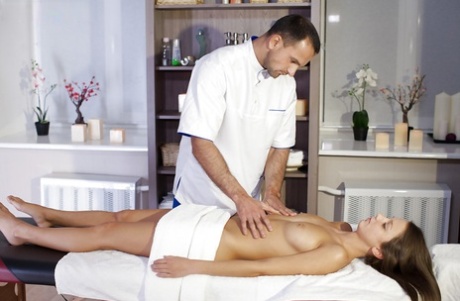 Крошечная европейская девушка Фокси Ди получает массаж и лижет киску 4