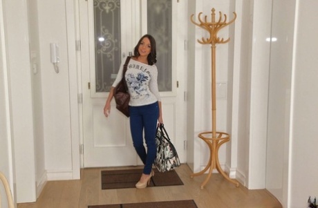 Горячая брюнетка приходит на свидание вслепую и заканчивает жестким анальным сексом 1