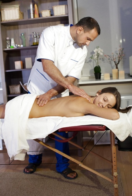 Крошечная европейская девушка Фокси Ди получает массаж и лижет киску 2