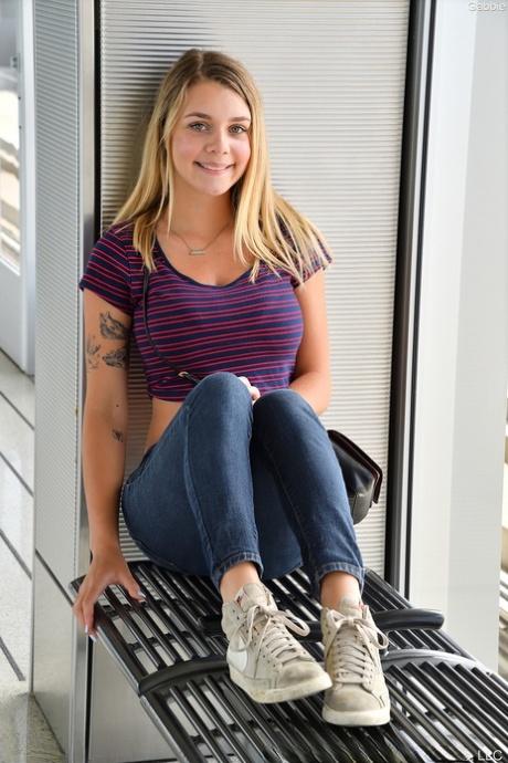 Молодая и грудастая блондинка Габби залезает в бассейн после того, как разделась догола 2