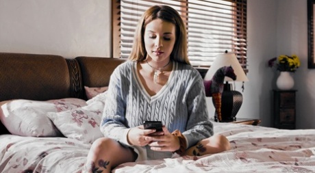 Девушки-лесбиянки собираются вместе для женского секса втроем на диване 1