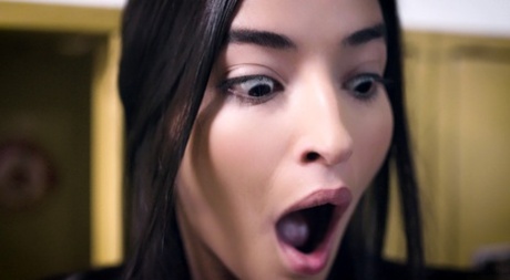 Школьницы Эмили Уиллис и Джанна Диор занимаются лесбийским сексом в кустах 3