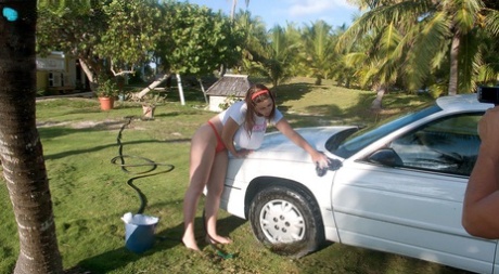 Горячие милф-женщины снимают бикини, обнажая большие сиськи на пляже 8