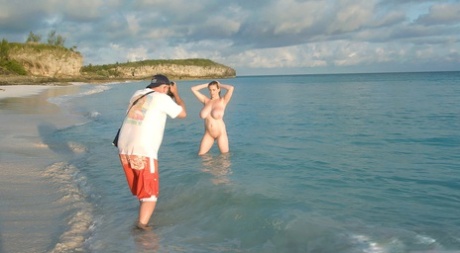 Горячие милф-женщины снимают бикини, обнажая большие сиськи на пляже 10