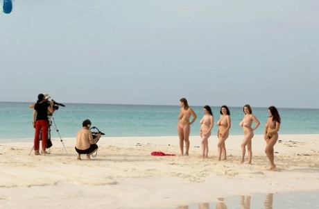 Горячие милф-женщины снимают бикини, обнажая большие сиськи на пляже 2