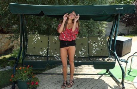 Красивая девушка Талия Минт растягивает свою киску перед тем, как Джина Герсон поиграет с ней игрушками 5