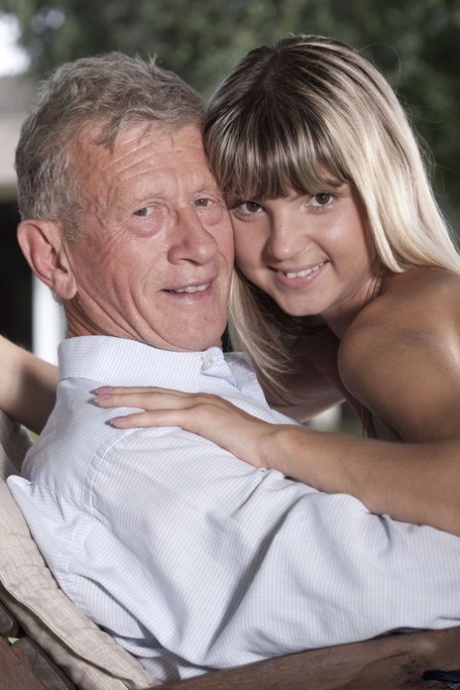 Симпатичная девочка-подросток и ее седовласый папочка обмениваются оральным сексом во дворе 11