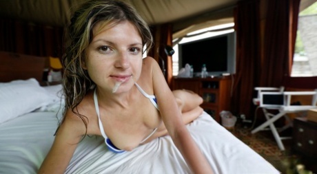 Худенькая девушка Джина Герсон заканчивает секс от первого лица спермой на подбородке 12