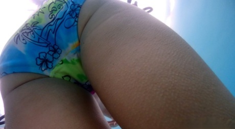 Миниатюрная молоденькая Джина Герсон обнажает свои маленькие сиськи в бикини у бассейна 12