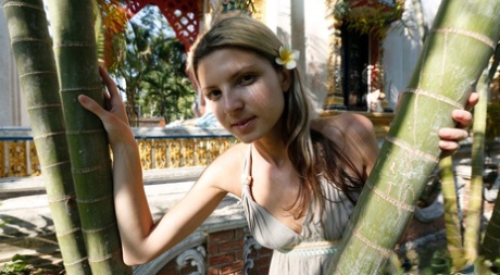 Миниатюрная девушка Джина Герсон мелькает в юбке без трусиков на ступеньках 6