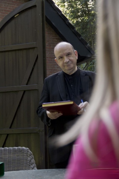 Крошечная девочка-подросток, нуждающаяся в быстрых деньгах, соблазняет старика и сосет его член 1