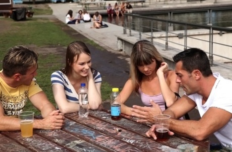 Распутные европейские подростки занимаются пылким групповым сексом с хорошо подвешенными парнями 1