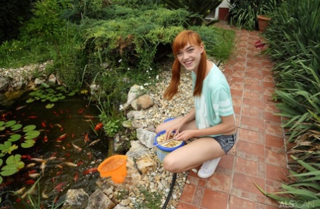 Рыжеволосая любительница Энни Аврора играет со своей киской на улице с подругой-лесбиянкой 2