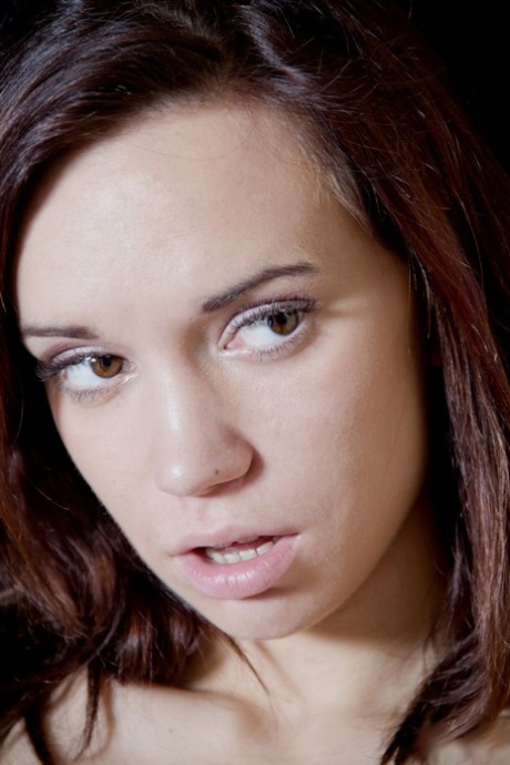 2 молодые девушки занимаются оральным сексом со стариком в его кабинете 10