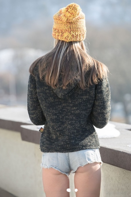 Худенькая молоденькая Джина Джи мочит свою возбужденную киску в ванне перед тем, как раздвинуть ее пальчиком 1