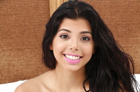 Молоденькая брюнетка-латиноамериканка Джина Валентина дрочит бритую пизду крупным планом 1