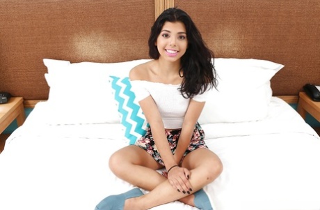 Молоденькая брюнетка-латиноамериканка Джина Валентина дрочит бритую пизду крупным планом 2