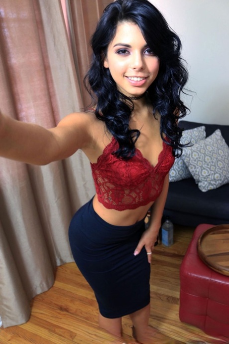 Латиноамериканка-любительница Джина Валентина слизывает сперму с пальца после траха длинным членом 1