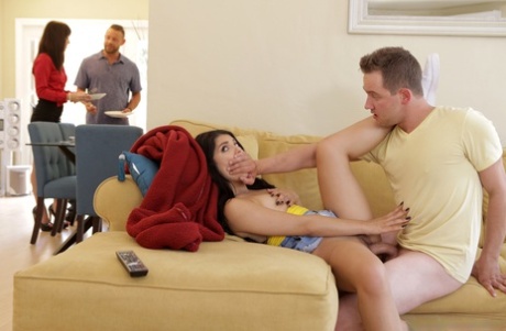 Бразильская кукла Джина Валентина получает сперму в рот от своего похотливого сводного брата 14