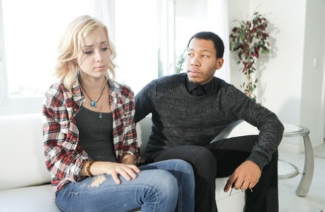 Горячая блондинка шлюха Хейли Рид сосет Чёрный хуй для лица после того, как сделала это раком 2