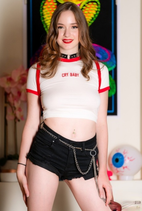 Молодая порнозвезда Хейзел Мур бросает салат после того, как ее трахнули в жопу 1