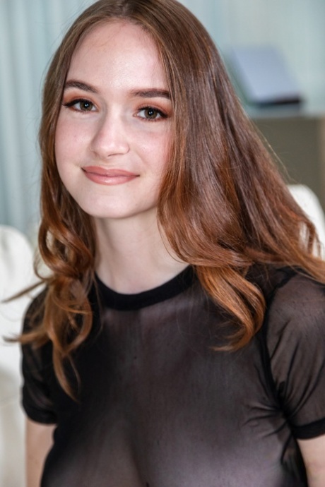 Девушка-подросток раздевается догола, прежде чем высосать сперму из члена с помощью минета от первого лица 1