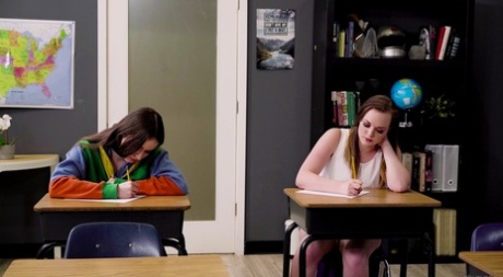 Две тинейджерки Хейзел Мур и Саманта Рейнс бок о бок пишут тест в 3