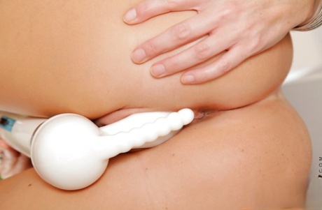 Похотливая красотка Индия Саммер раздевается и мастурбирует свою пизду вибратором 12