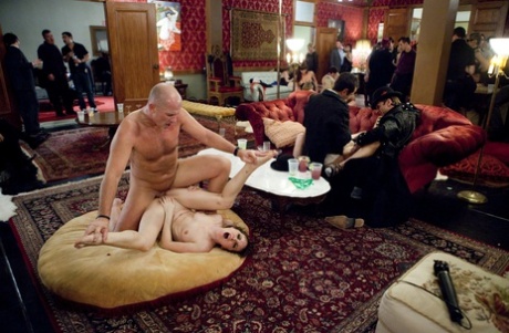 Когда порнозвезды собираются вместе на вечеринку, это обязательно будет зажигательное времяпрепровождение 2