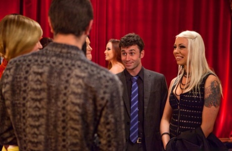 Возбужденные женщины меняют мужей для горячего траха на межрасовой вечеринке свингеров 2