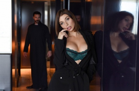 Брюнетка прикрывает свои голые сиськи перед священником 3