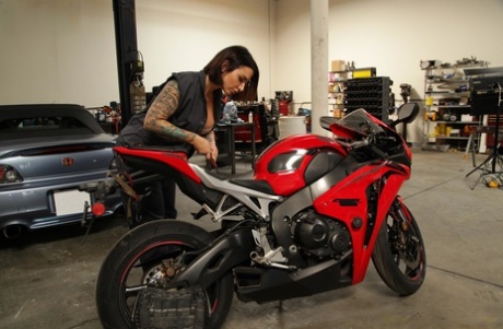 Татуированная цыпочка сбрасывает механический наряд перед межрасовым минетом 4