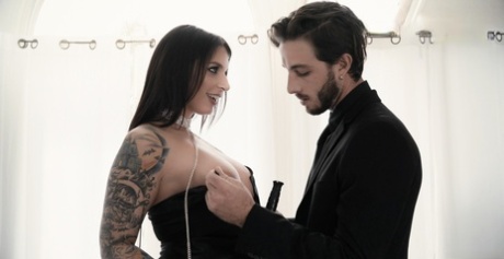 Соблазнительная Айви Лебель, одетая в облегающее черное мини-платье и бритву 4