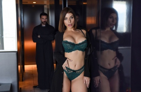 Брюнетка прикрывает свои голые сиськи перед священником 5