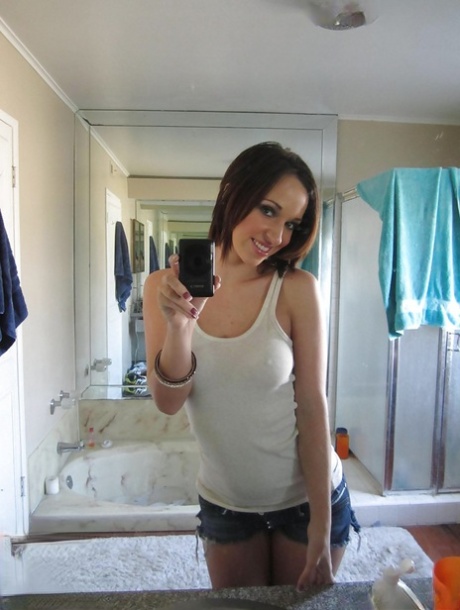 Красотка с большой задницей Джада Стивенс снимает бикини, чтобы показать свое тело 7