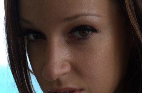 Соло-девушка Джада Стивенс снимает стринги, чтобы лучше продемонстрировать свою сексуальную попку 2