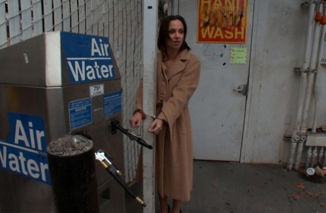 Миниатюрную девушку Джаду Стивенс трахают толпой в круглосуточном магазине 5