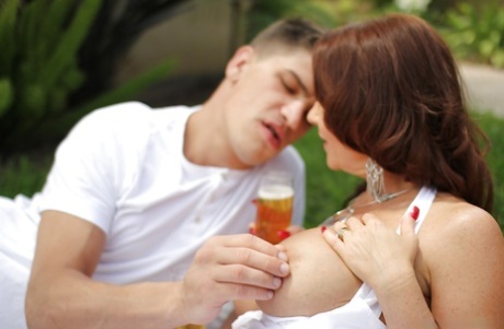 Милфа с красивой волосатой киской Джанет Мейсон трахается с малолеткой 1