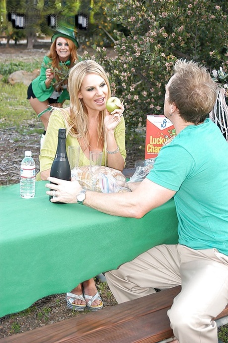 В сцене траха в жопу присутствует милфовая красотка с большими сиськами Джанет Мейсон 2