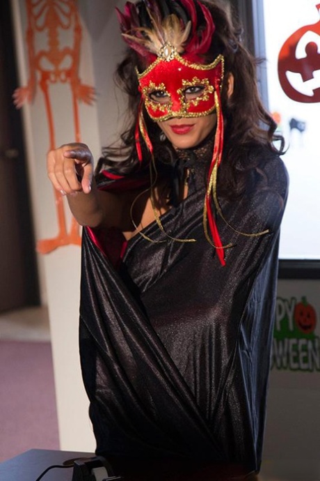 Одетая в косплей Дженис Гриффит делает минет в маске во время жесткого секса 1