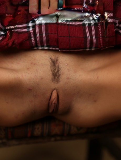 Миниатюрная девушка Дженис Гриффит освобождает свою узкую щелочку от трусиков под юбкой 12