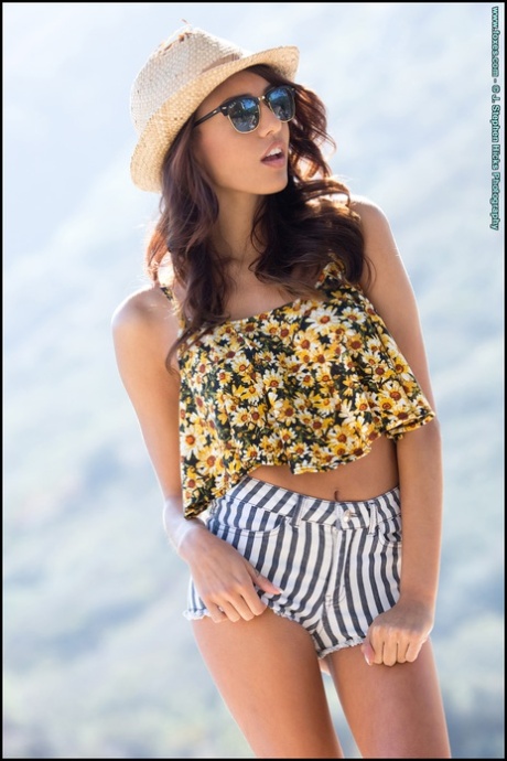 Стройная молоденькая Дженис Гриффит раздевается догола в поношенных кожаных сапогах и шляпе 1