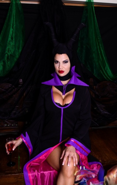 Британская модель Жасмин Дже ласкает свою проколотую киску в одежде для косплея 3