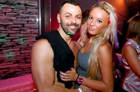 Европейские тусовщицы не могут оторвать рук от членов мужчин-стриптизерш 7